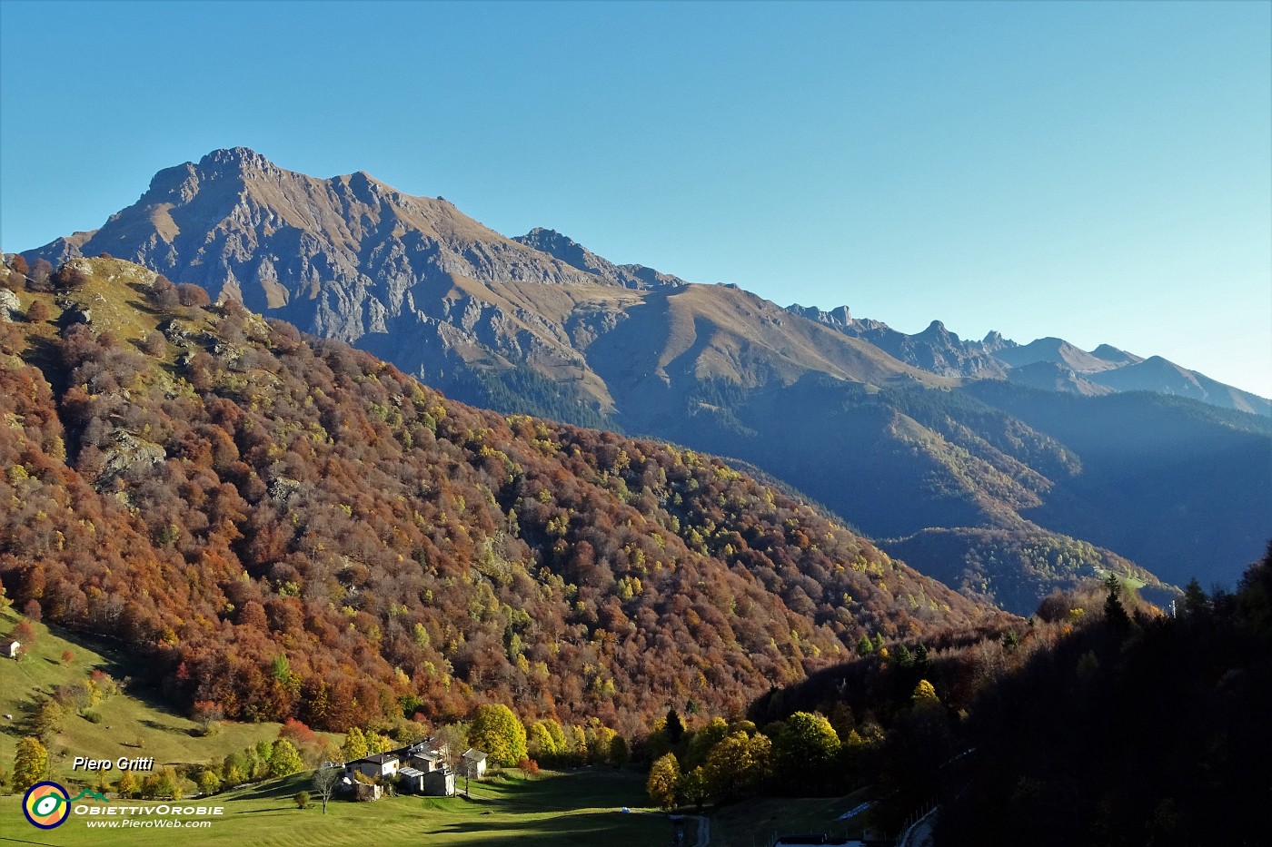 17 Colori autunnali ai Piani di Ceresola, in alto il Tre Signori.JPG